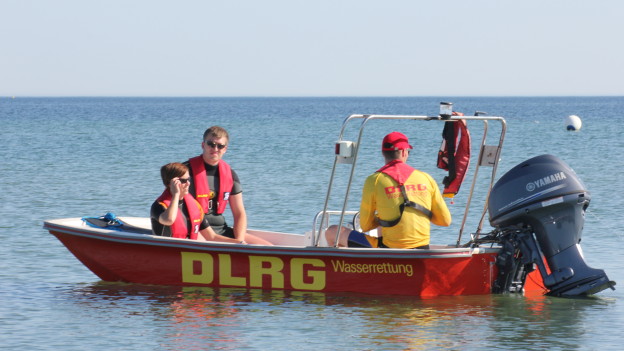 DLRG mit Rettungsboot