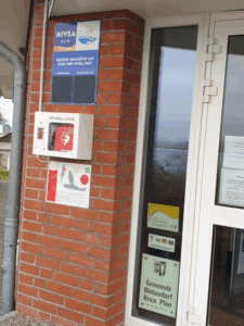 Defibrillator am Eingang der Tourist-Info