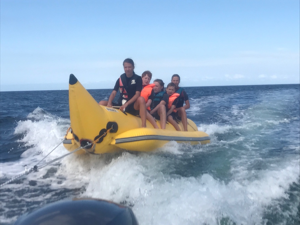 Eine Gruppe beim Banana Riding