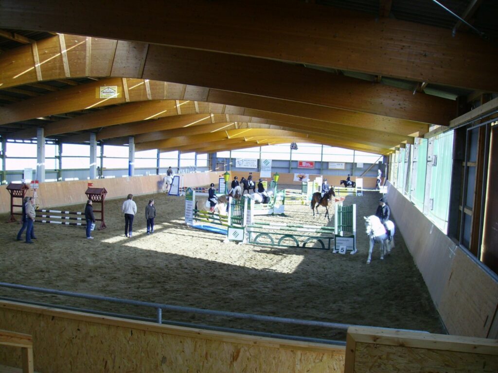 Das Innere der Reithalle Hof Eichendiek