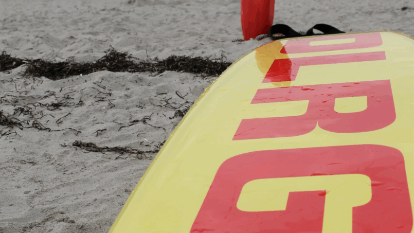 Ein Rettungsbrett der DLRG liegt am Strand