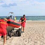 DLRG Boot auf dem Trailer auf dem Weg in die Ostsee